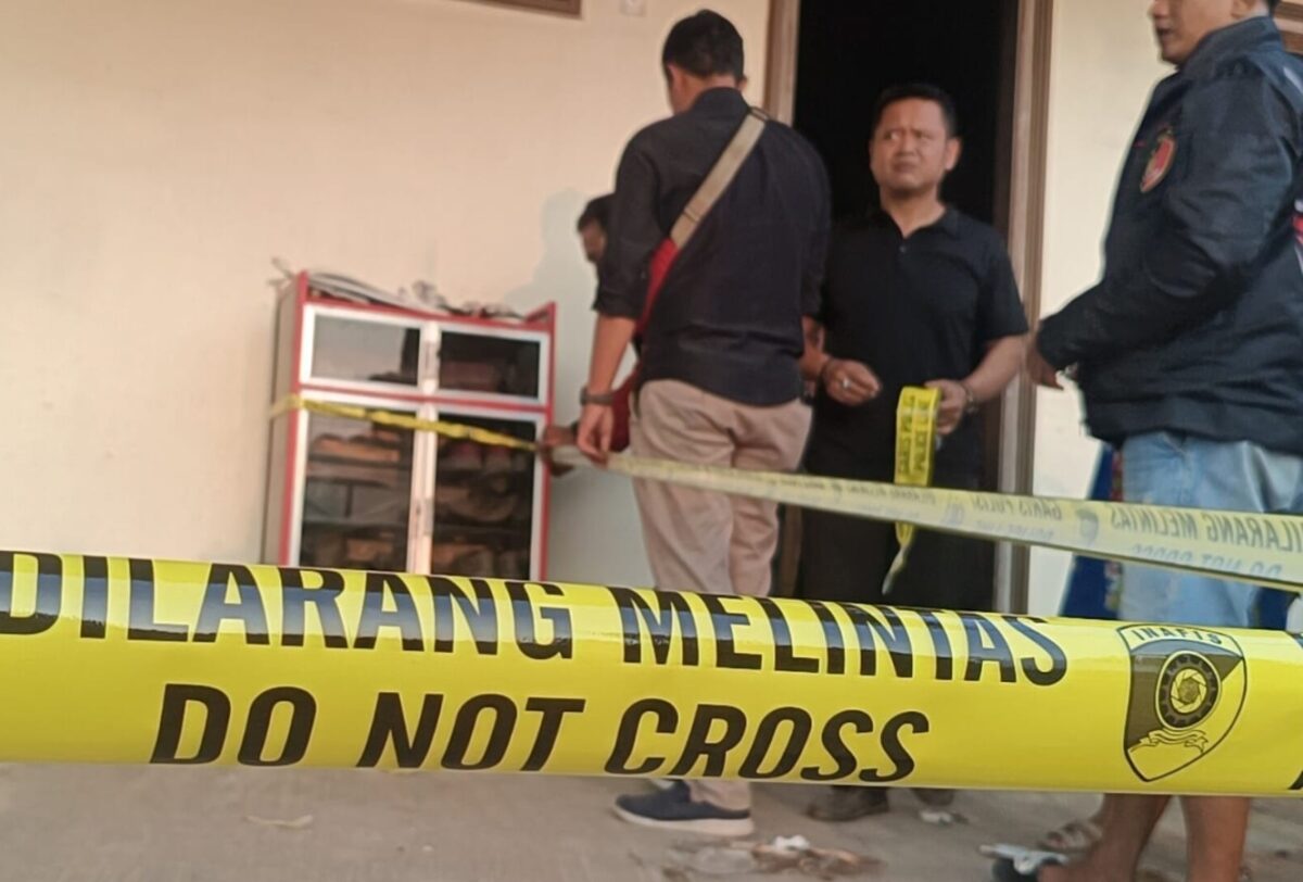 Salah satu lokasi peristiwa penusukan brutal antar teman pemabuk di depan rumah warga Kelurahan Kuripan Kertoharjo digaris polisi oleh petugas, Jumat (17/7/26).