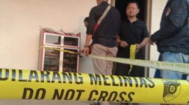 Salah satu lokasi peristiwa penusukan brutal antar teman pemabuk di depan rumah warga Kelurahan Kuripan Kertoharjo digaris polisi oleh petugas, Jumat (17/7/26).
