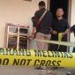 Salah satu lokasi peristiwa penusukan brutal antar teman pemabuk di depan rumah warga Kelurahan Kuripan Kertoharjo digaris polisi oleh petugas, Jumat (17/7/26).