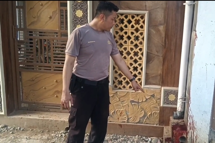 Polisi menunjukkan salah satu TKP penusukan yang dialami Mamad alias Godril di depan rumah warga Kelurahan Kuripan Kertoharjo, Kamis (16/7/26).