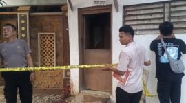 Polis memasang garis kuning usai kejadian penusukan di rumah warga Kelurahan Kuripan Kertoharjo, Kamis (16/7/269.
