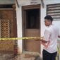 Polis memasang garis kuning usai kejadian penusukan di rumah warga Kelurahan Kuripan Kertoharjo, Kamis (16/7/269.