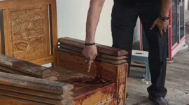 Polisi menunjukkan TKP penusukan lainnya di teras rumah warga Kuripan Kertoharjo, Kamis (16/7/26).