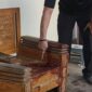 Polisi menunjukkan TKP penusukan lainnya di teras rumah warga Kuripan Kertoharjo, Kamis (16/7/26).
