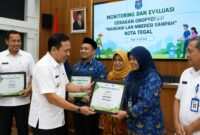 Penyerahan apresiasi kepada sekolah dan kantor yang menerapkan pengelolaan sampah dan lingkungan terbaik di Kota Tegal, Kamis (16/7/26). Foto ; Ilustrasi AI
