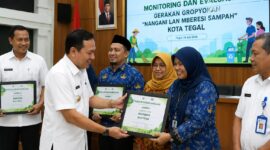 Penyerahan apresiasi kepada sekolah dan kantor yang menerapkan pengelolaan sampah dan lingkungan terbaik di Kota Tegal, Kamis (16/7/26). Foto ; Ilustrasi AI