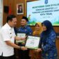 Penyerahan apresiasi kepada sekolah dan kantor yang menerapkan pengelolaan sampah dan lingkungan terbaik di Kota Tegal, Kamis (16/7/26). Foto ; Ilustrasi AI
