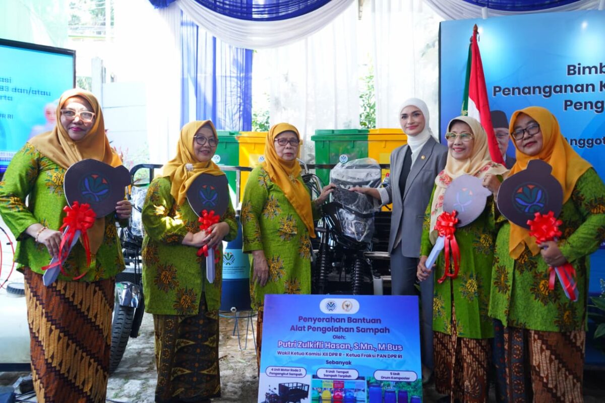Kementerian LH menyerahkan bantuan empat kendaraan roda tiga pengangkut sampah, lima unit komposter, serta lima set tempat sampah terpilah kepada PP 'Aisyiyah, Kamis (16/7/26). Foto : Istimewa