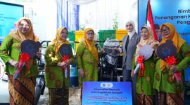 Kementerian LH menyerahkan bantuan empat kendaraan roda tiga pengangkut sampah, lima unit komposter, serta lima set tempat sampah terpilah kepada PP 'Aisyiyah, Kamis (16/7/26). Foto : Istimewa