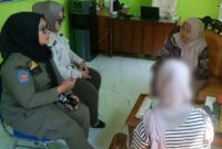 Petugas Satpol PP dan Damkar Pemalang mendampingi S (25) ke UPTD PPA Dinas Sosial, KBPP Kabupaten Pemalang, Kamis (16/7/26). Foto : Istimewa