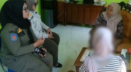 Petugas Satpol PP dan Damkar Pemalang mendampingi S (25) ke UPTD PPA Dinas Sosial, KBPP Kabupaten Pemalang, Kamis (16/7/26). Foto : Istimewa