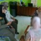Petugas Satpol PP dan Damkar Pemalang mendampingi S (25) ke UPTD PPA Dinas Sosial, KBPP Kabupaten Pemalang, Kamis (16/7/26). Foto : Istimewa