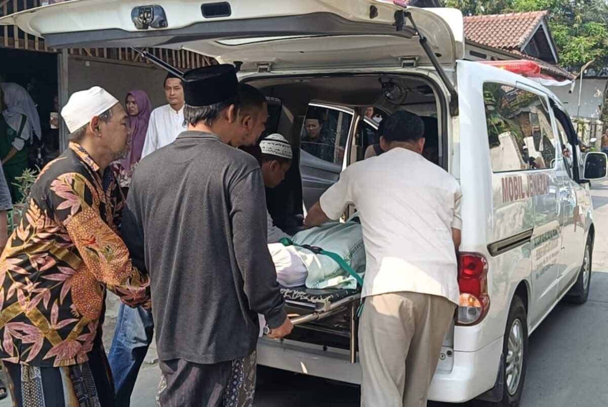 Setelah sebelumnya menjalani perawatan intensif di RS Siti Khadijah, Mamad Godril dinyatakan meninggal dunia usai menjalani operasi akibat luka tusuk yang cukup parah yang dilakukan oleh rekannya sendiri, Jumat (17/7/26).