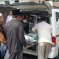 Setelah sebelumnya menjalani perawatan intensif di RS Siti Khadijah, Mamad Godril dinyatakan meninggal dunia usai menjalani operasi akibat luka tusuk yang cukup parah yang dilakukan oleh rekannya sendiri, Jumat (17/7/26).