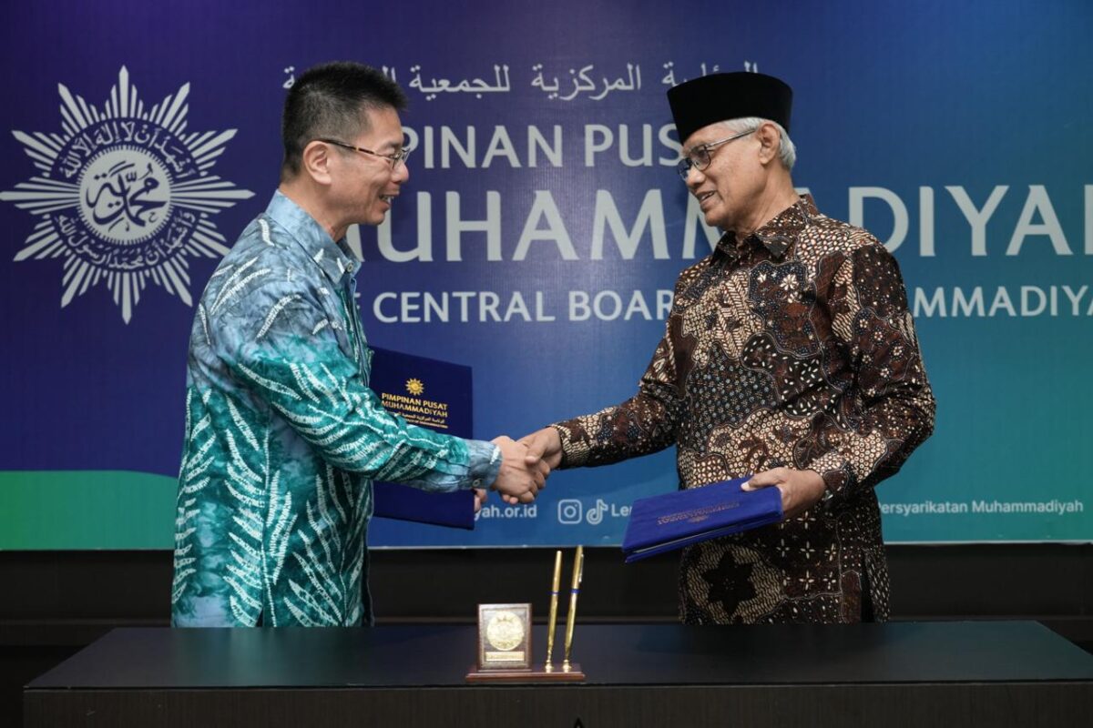 Usai menandatangani MoU, Ketua Umum PP Muhammadiyah Haedar Nashir berjabat tangan dengan President of Kaikoukai Healthcare Corporation, Tetsuya Yamada di Kantor PP Muhammadiyah, Yogyakarta, Sabtu (17/7/26). Foto : Istimewa