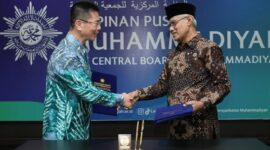 Usai menandatangani MoU, Ketua Umum PP Muhammadiyah Haedar Nashir berjabat tangan dengan President of Kaikoukai Healthcare Corporation, Tetsuya Yamada di Kantor PP Muhammadiyah, Yogyakarta, Sabtu (17/7/26). Foto : Istimewa