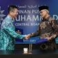 Usai menandatangani MoU, Ketua Umum PP Muhammadiyah Haedar Nashir berjabat tangan dengan President of Kaikoukai Healthcare Corporation, Tetsuya Yamada di Kantor PP Muhammadiyah, Yogyakarta, Sabtu (17/7/26). Foto : Istimewa