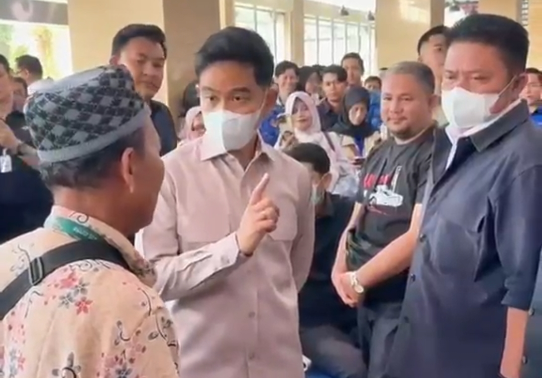Wapres Gibran bertanya kepada salah satu pasien BPJS di RSUD Fatimah Az Zahra saat berkunjung ke Kota Palembang tentang pengalaman mereka mendapatkan pelayanan medis, Jumat (17/7/26). Foto. : Istimewa