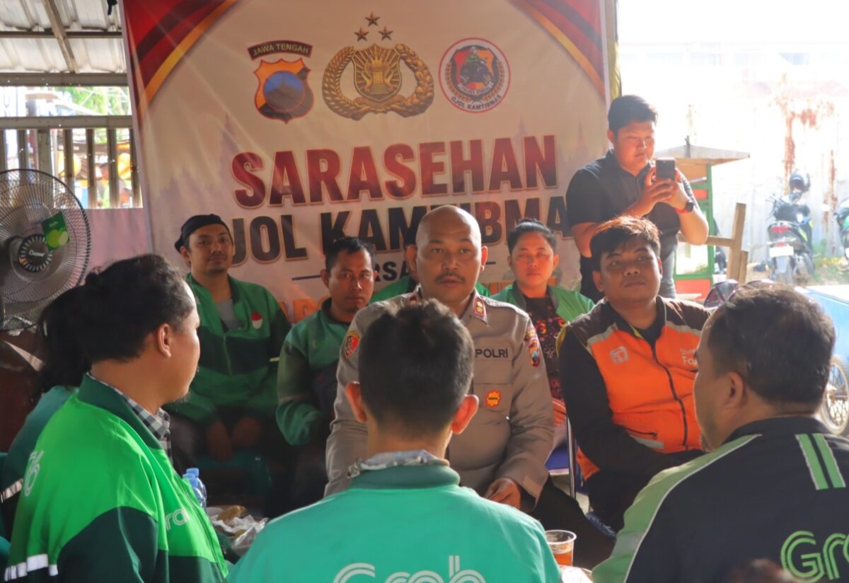 Puluhan ojol di Kabupaten Kendal memanfaatkan forum sarasehan bersama Kapolres Kendal AKBP Hendry Susanto Sianipar untuk menyampaikan berbagai persoalan yang mereka hadapi saat bekerja di jalan, Sabtu (18/7/26). Foto : Istimewa