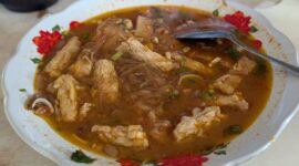 Soto tahu dan tempe jadi andalan menu kuliner di warung Soto Apang sejak era 70 an yang berlokasi di Taman Sorogenen, Minggu (19/7/26).