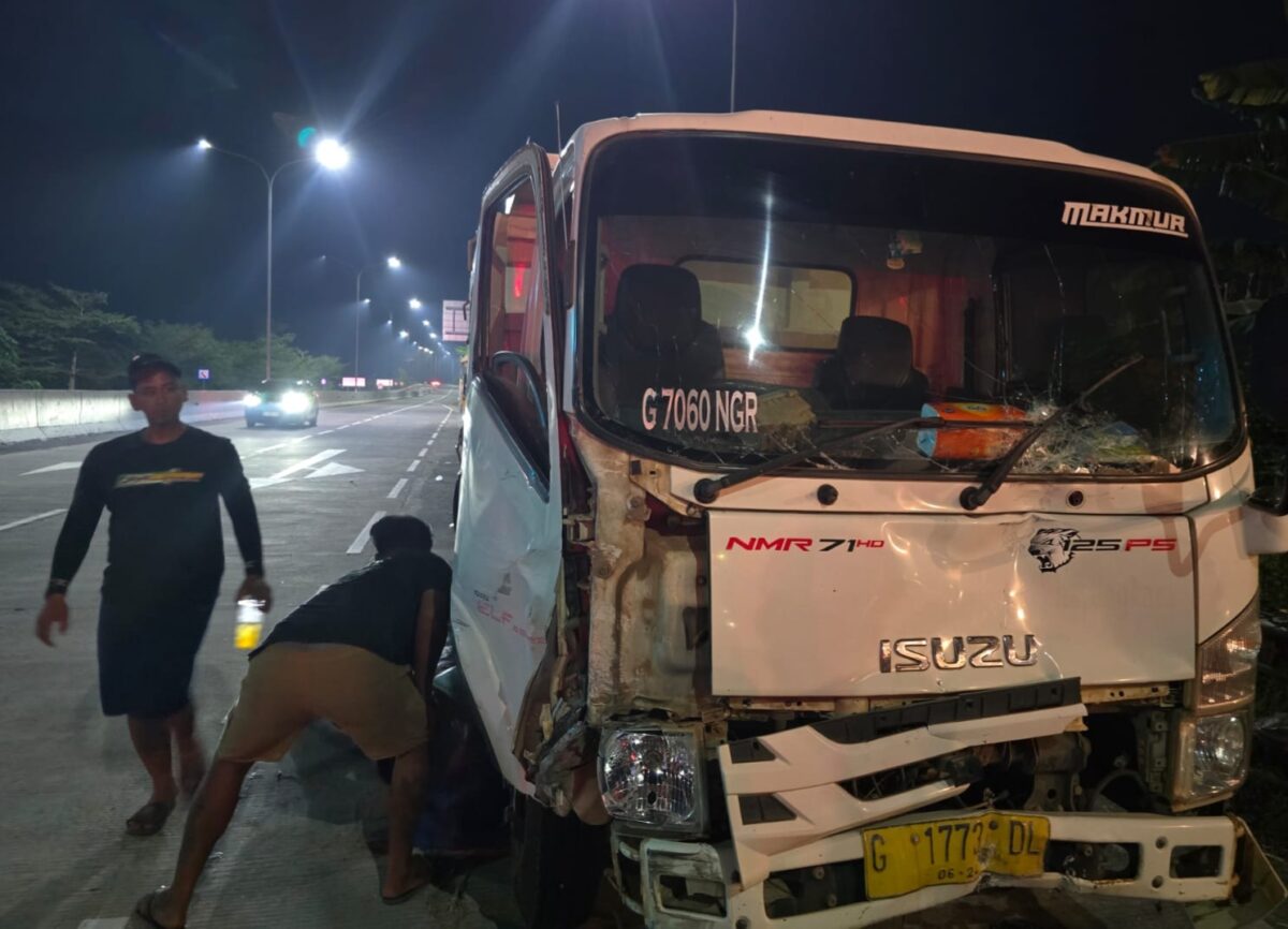 Evakuasi bangkai truk Izusu yang bagian depan usai terlibat kecelakaan beruntun, Minggu (19/7/26). Foto : Istimewa