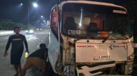 Evakuasi bangkai truk Izusu yang bagian depan usai terlibat kecelakaan beruntun, Minggu (19/7/26). Foto : Istimewa