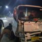Evakuasi bangkai truk Izusu yang bagian depan usai terlibat kecelakaan beruntun, Minggu (19/7/26). Foto : Istimewa