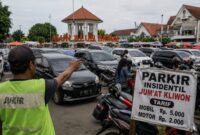 DPRD Kabupaten Batang menyoroti retribusi parkir Kliwonan di Alun-alu Batang belum tergarap maksimal sehingga berpotensi terjadinya kebocoran, Senin (20/7/26). Foto : Ilustrasi AI