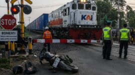 Satu siswa sekolah dasar jadi korban kecelakaan melibatkan sepeda motor dan kereta api di palang pintu Jrakah - Pocol Semarang dan dua anak lainnya luka berat, Senin (20/7/26) pagi. Foto : Ilustrasi AI