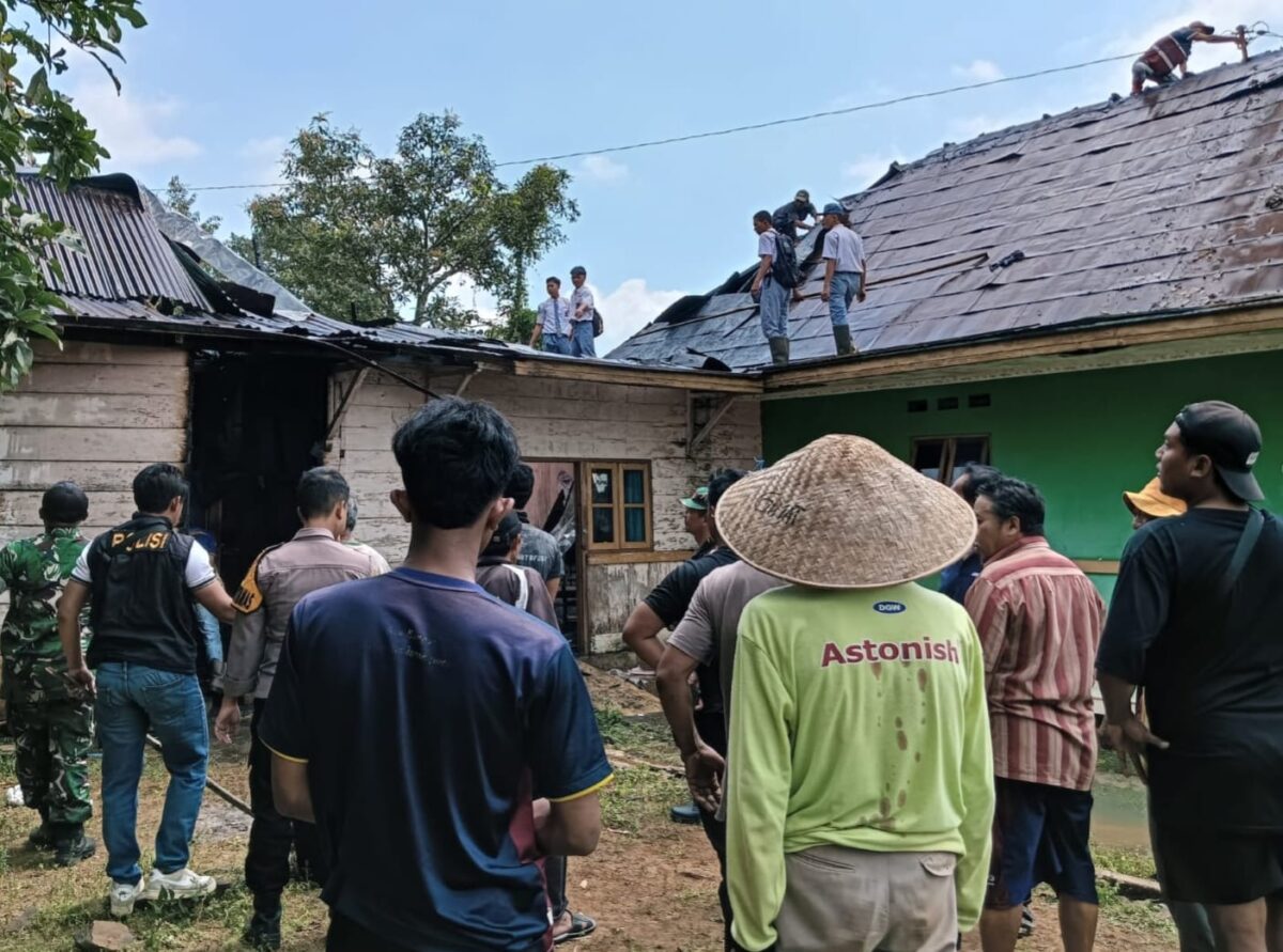 Rumah warga Desa Tambakboyo Kecamatan Reban nyaris ludes terbakar akibat keteledoran penghuni rumah yang asyik bermain ponsel dengan meninggalkan kompor yang sedang menyala, Senin (20/7/26). Foto : Istimewa