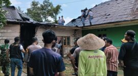 Rumah warga Desa Tambakboyo Kecamatan Reban nyaris ludes terbakar akibat keteledoran penghuni rumah yang asyik bermain ponsel dengan meninggalkan kompor yang sedang menyala, Senin (20/7/26). Foto : Istimewa