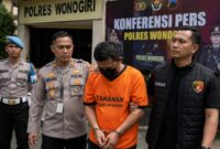 Oknum anggota Polres Wonogiri berinisial Bripka E (37) ditetapkan sebagai tersangka dugaan kasus pelecehan seksual dengan modus mengirimkan foto alat kelaminnya kepada korbannya yang disertai ajakan video call bermuatan pornografi, Senin (20/7/26). Foto : Ilustrasi AI