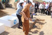 Kabupaten Brebes diproyeksikan menjadi salah satu pusat produksi susu terbesar di Indonesia setelah Menteri Pertanian Andi Amran Sulaiman meletakkan batu pertama pembangunan peternakan sapi perah terpadu moderen sekala besar di Kabupaten Brebes, Senin (20/7/26). Foto : Istimewa