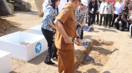 Kabupaten Brebes diproyeksikan menjadi salah satu pusat produksi susu terbesar di Indonesia setelah Menteri Pertanian Andi Amran Sulaiman meletakkan batu pertama pembangunan peternakan sapi perah terpadu moderen sekala besar di Kabupaten Brebes, Senin (20/7/26). Foto : Istimewa
