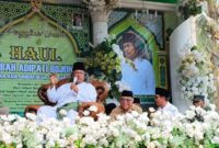 Gus Muwafik saat memberikan tausiyah di acara haul Mbah Adipati Bojong menyinggung tradisi haul bukan sekadar mengenang tokoh agama yang telah wafat, melainkan menjadi momentum memperkuat hubungan spiritual melalui doa sekaligus meneladani perjuangan para pendahulu, Senin (20/7/26). Foto : Istimewa