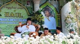 Gus Muwafik saat memberikan tausiyah di acara haul Mbah Adipati Bojong menyinggung tradisi haul bukan sekadar mengenang tokoh agama yang telah wafat, melainkan menjadi momentum memperkuat hubungan spiritual melalui doa sekaligus meneladani perjuangan para pendahulu, Senin (20/7/26). Foto : Istimewa