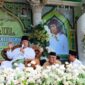 Gus Muwafik saat memberikan tausiyah di acara haul Mbah Adipati Bojong menyinggung tradisi haul bukan sekadar mengenang tokoh agama yang telah wafat, melainkan menjadi momentum memperkuat hubungan spiritual melalui doa sekaligus meneladani perjuangan para pendahulu, Senin (20/7/26). Foto : Istimewa