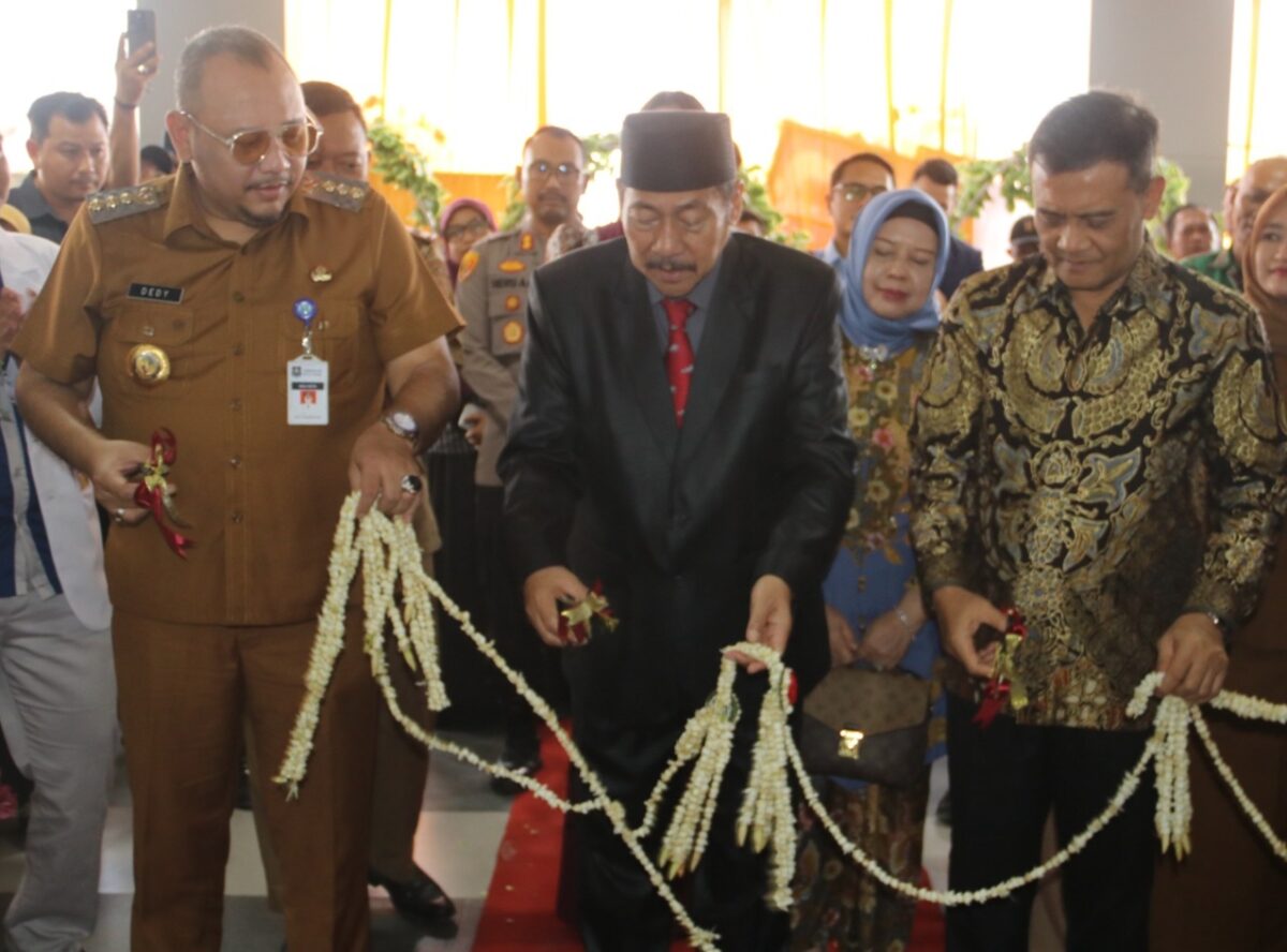 Gubernur Jawa Tengah Ahmad Luthfi menggunting pita dalam peresmian RS Harapan Sehat Tegal, Senin (21/7/26) sore. Foto : Istimewa