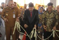 Gubernur Jawa Tengah Ahmad Luthfi menggunting pita dalam peresmian RS Harapan Sehat Tegal, Senin (21/7/26) sore. Foto : Istimewa