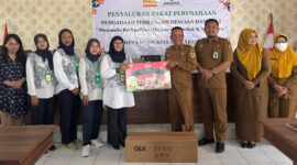 Serahterima bantuan timbangan bayi digital dari MBK Ventura ke 11 Posyandu di Kecamatan Larangan, Selasa (21/7/26). Foto : Istimewa