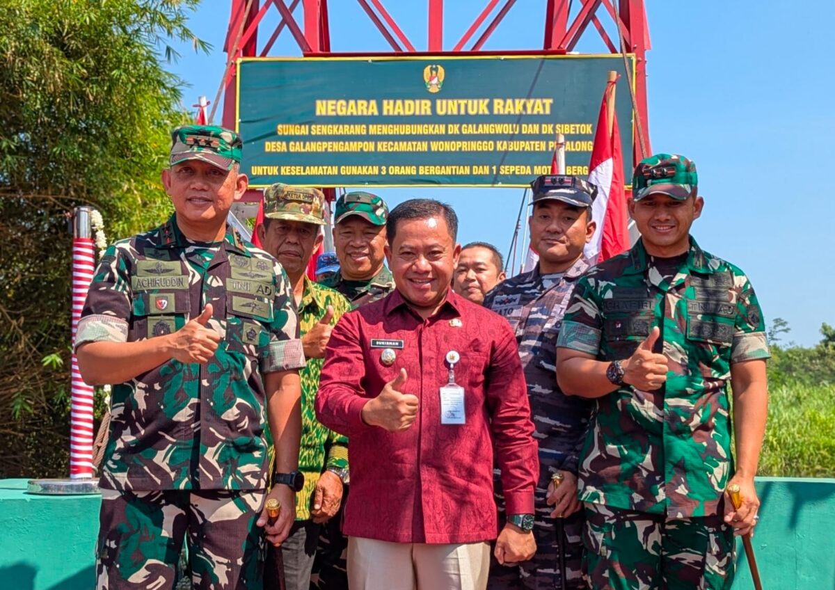 Plt Bupati Pekalongan Sukirman berpose bersama dengan Pangdam IV/ Diponegoro dan Dandim Pekalongan usai peresmian Jembatan Garuda Merah Putih di Desa Galangpengampon, Kamis (23/7/26).