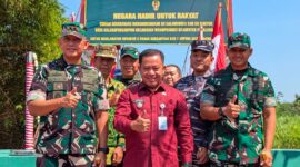 Plt Bupati Pekalongan Sukirman berpose bersama dengan Pangdam IV/ Diponegoro dan Dandim Pekalongan usai peresmian Jembatan Garuda Merah Putih di Desa Galangpengampon, Kamis (23/7/26).