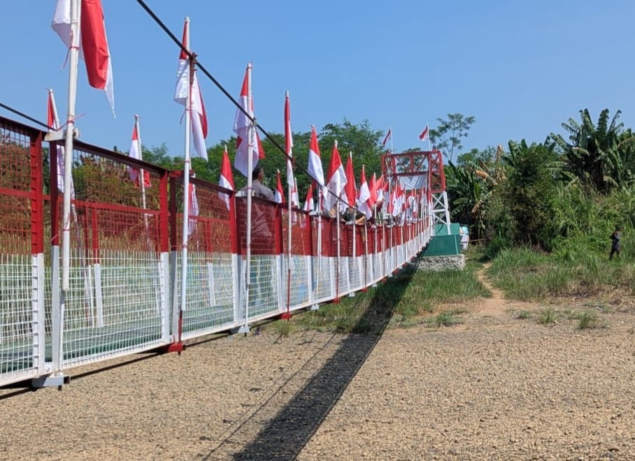 Jembatan gantung Garuda Merah Putih di Desa Galangpengampon, Kecamatan Wonopringgo diresmikan oleh Pangdam IV/Diponegoro secara serentak, Kamis (23/7/26).
