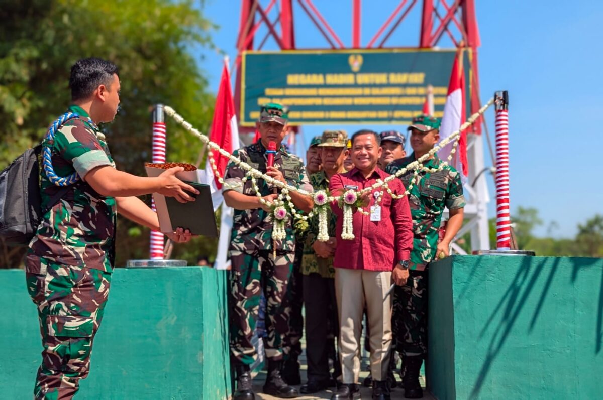 Pangdam IV/Diponegoro Mayjen Achirrudin didampingi Plt Bupati Pekalongan Sukirman dan Letkol Inf Muhammad Nurul Chabibi menggunting pita peresmian Jembatan Garuda Merah Putih di Desa Galangpengampon, Kamis (23/7/26).