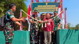 Pangdam IV/Diponegoro Mayjen Achirrudin didampingi Plt Bupati Pekalongan Sukirman dan Letkol Inf Muhammad Nurul Chabibi menggunting pita peresmian Jembatan Garuda Merah Putih di Desa Galangpengampon, Kamis (23/7/26).