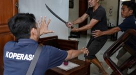 Penagihan cicilan angsuran berujung serangan senjata tajam terjadi di Kabupaten Klaten, Kamis (23/7/26). Foto : Ilustrasi AI