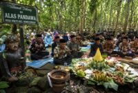 Warga Desa Kreyo, Kecamatan Wonotunggal menggelar Nyadran Alas Pandawa sebagai tradisi turun temurun, Kamis (23/7/26). Foto : Ilustrasi AI