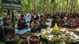 Warga Desa Kreyo, Kecamatan Wonotunggal menggelar Nyadran Alas Pandawa sebagai tradisi turun temurun, Kamis (23/7/26). Foto : Ilustrasi AI