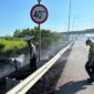Petugas kepolisian memadamkan api yang membakar lahan di dekat Tol Pejagan, Kabupaten Brebes, Kamis (23/7/26) lalu. Foto : Istimewa