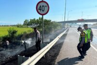 Api yang membakar lahan di dekat Tol Pejagan dan sempat mengganggu pandangan pengendara berhasil dipadamkan setelah polisi mengerahkan mobil Water Canon ke lokasi, Kamis (23/7/26). Foto : Istimewa